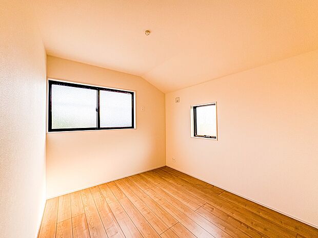 1号棟【Room-洋室5.3帖-】 快適に過ごす条件は、一人ひとり違います。だからこそ飾り過ぎないシンプルな内装と偏り過ぎないデザインで統一しました。