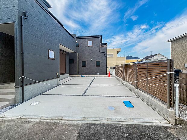【駐車場】日々の暮らしにマイカーが必要。そんな方は物件の購入条件に駐車場は必須です。通勤に、家族のお迎えに、お買物に、おでかけに、クルマライフを楽しみたい方に。