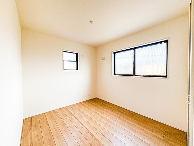 1号棟【Room-洋室5.3帖】  シンプルにデザインされた室内。家具やレイアウトでお好みの空間に。