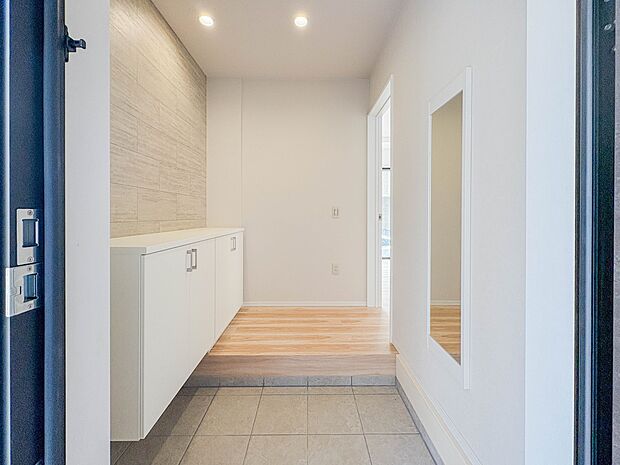 【玄関】上質感漂うアプローチ。居住者の帰り、訪れる方を優しく迎える。