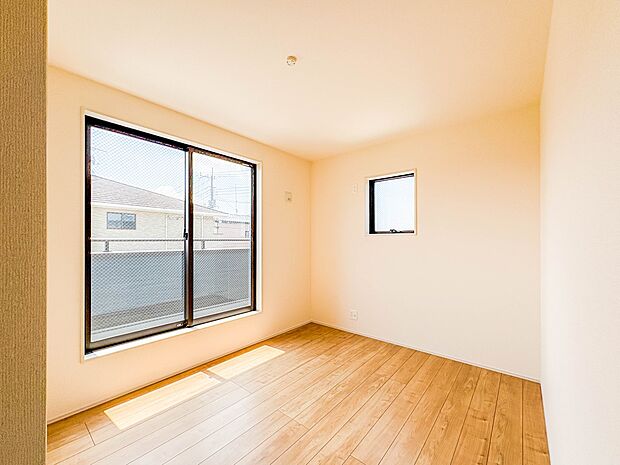 2号棟【洋室5.3帖】シンプルな内装はおしゃれのポイントです。シンプルは華美より飽きがこないからです。色や模様でおしゃれ感をだす。それがシンプルイズビューティーです。