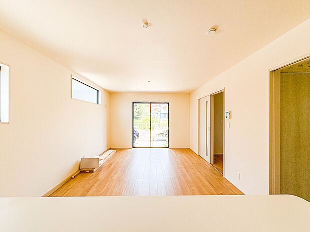 2号棟【ダイニングキッチン】料理をしながら、後片付けをしながら二人で会話を楽しみたい空間。