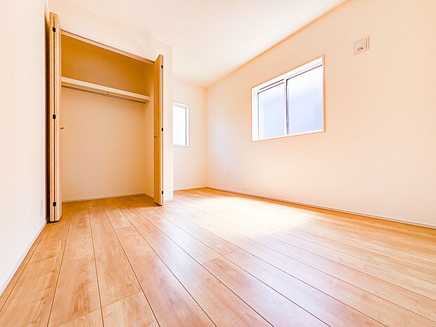 【子供部屋5.25帖】お子様のお部屋にぴったりなクロークを備えたフローリング仕様の洋室です。