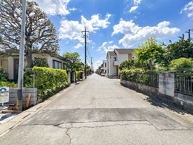 【前面道路、公道6m】車の通行が少ないので、静かな住環境を維持することができます。