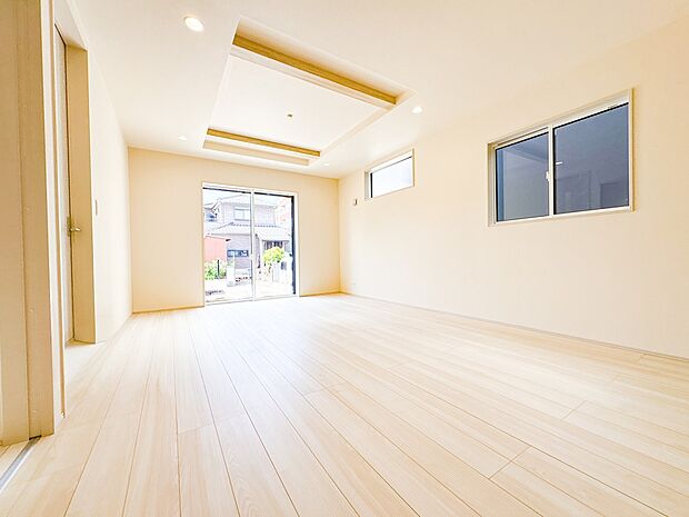 【LDK18帖】リビングルームの窓を開けると心地よい南風が入ってくる。キッズルームの窓を開けるとやさしい微風が入ってくる。家の中に風の道がある。風を生活の中で体験できる家。