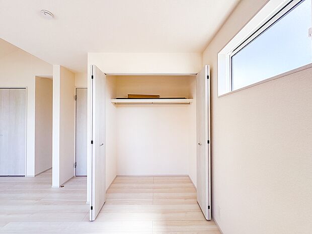【WIC】WICのメリットの1つ目は、1箇所にまとめて収納が出来ること。2つ目は、衣替えが必要ないこと。3つ目は、扉が少なくなり室内がスッキリ見えること。