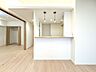 室内：【ダイニングLDK11.7帖】忙しい朝でも家族揃って食事をしたいゆとりあるダイニングスペース。
