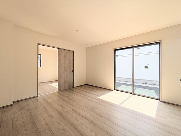 【リビング】  整然とした空間演出、快適な理想の暮らしの実現は家のみの拘りではなく、そこで暮らす方々にとって素敵な環境であることも挙げられると思います。四季折々の変化が奏でる鼓動を楽しんで下…