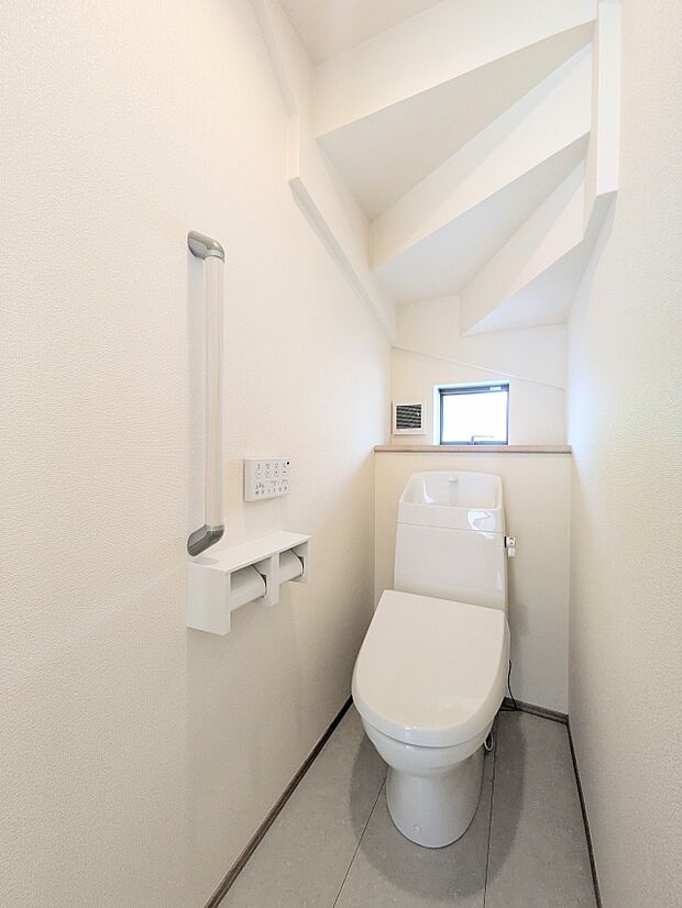 【トイレ】トイレはほどよい空間。居心地のよいスペースといえます。落ち着き、ホッとでき、我にかえる場所。トイレは自分をみつめる場所でもあるのです。