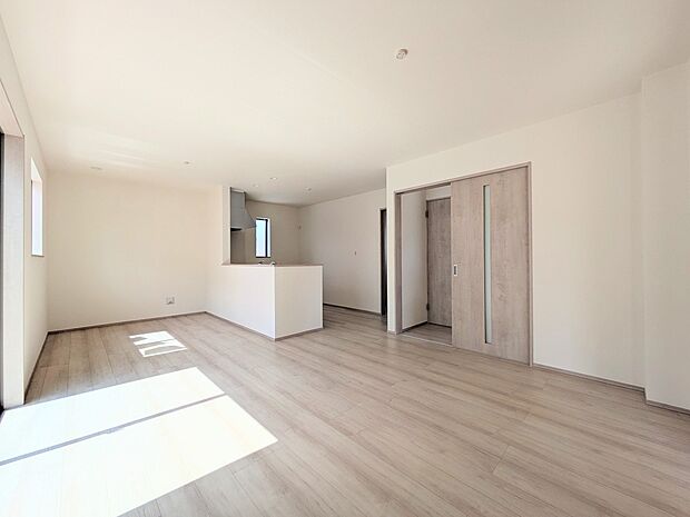 【リビングダイニング】シンプルなデザインの家は風情がある。住む人のこだわりを感じる。外観も内装もいたってシンプル。居心地がよく、家事や趣味、子育てなどにも集中できる。家も人間も熟成するほどシ…