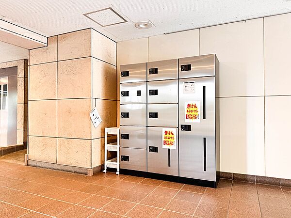 【宅配ボックス】好きな時間にいつでも荷物を受取れるため、到着時間を気にして自宅で待機したり、再配達の連絡をする手間がかかりません。共働きなど不在が多い方、ネット通販の利用が多い方に大変便利。…
