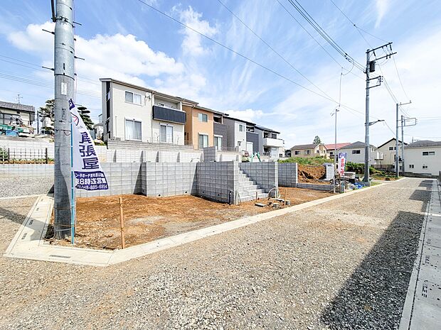 【現地外観】家族の温かさと陽光の暖かさ、楽しい毎日と明るい未来を予感させる「空間が織り成すひとつ先の住み心地」を演出します。