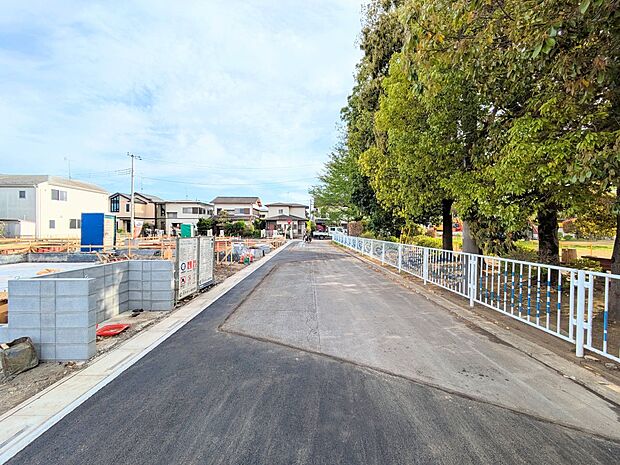 【Frontal road-前面道路-】 静かな通りに面した本物件は、落ち着いて暮らすことができます。 閑静な住宅街で比較的車の通りも少ないのでお子様も安心です。