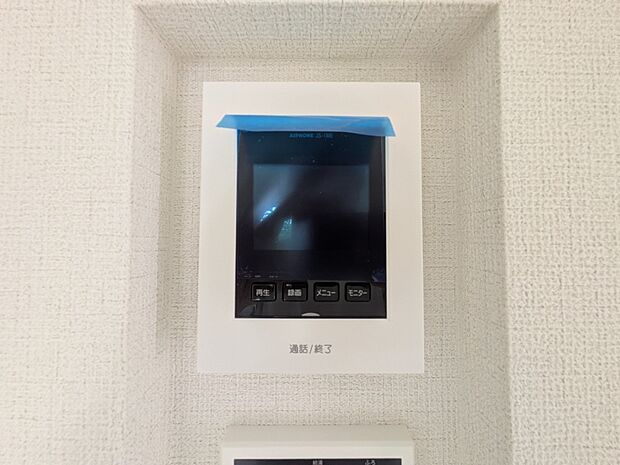 【TVモニター付インターホン】 来訪者の様子を室内TVモニターでチェック。対応したくないセールスを断りやすく、子どもに留守番をさせるときも安心。不在時の来訪者を録画でき、犯罪抑止効果も期待…