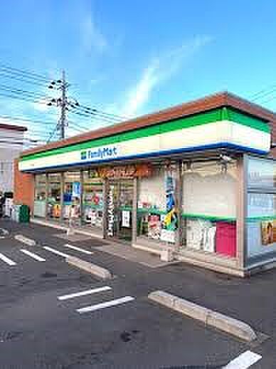 コンビニ 844m ファミリーマート伊奈南店(ファミリーマートの強さは、少量のお惣菜を売るファミデリカとドラッグストアと組んだコラボ。サラダを中心にしたヘルシー食材が充実のコンビニです。)