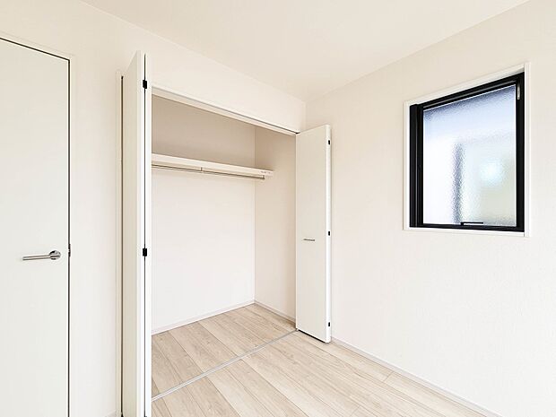 【収納】壁面クローゼットのメリットは、衣類が横一列に並ぶためひと目で洋服が選びやすいこと。衣類をたくさんお持ちの方も、限られたスペース内に無理なく収納することができます。