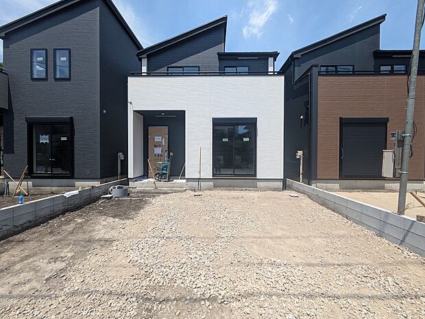 【玄関】玄関へのアプローチ。居住者の帰り、訪れる方を優しく迎える・安らぎに満ちた生活空間を予感させる。健やかな暮らしを楽しめそう。