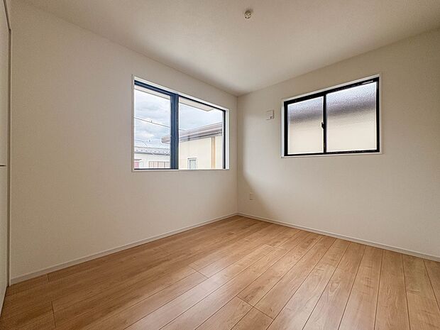 【子供部屋5.2帖】お子様のお部屋にぴったりなクロークを備えたフローリング仕様の洋室です。