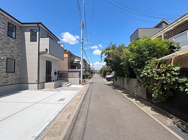 【前面道路4m】家の前をまっすぐの通りが走っている。クルマは少なく、人々は毎朝、ウォーキング、ジョギング、犬の散歩など、フリーな朝時間を過ごしている。