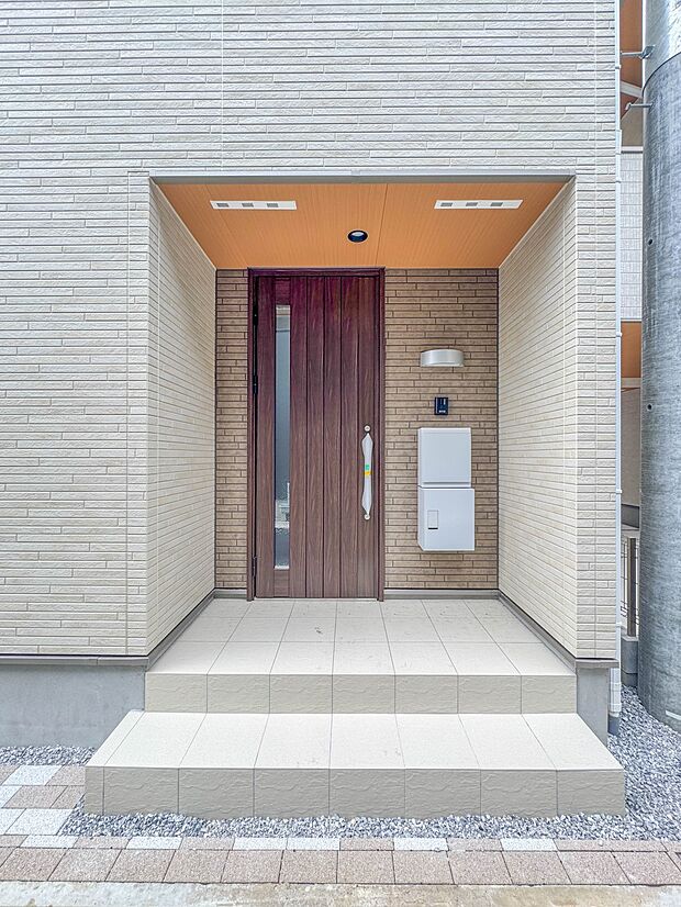 6号棟【玄関】玄関はおうちの顔と言われます。玄関アプローチは、外観デザインの印象を左右します。
