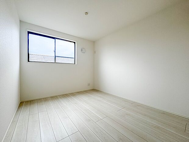 6号棟【子供部屋5.3帖】お子様のお部屋にぴったりなクロークを備えたフローリング仕様の洋室です。