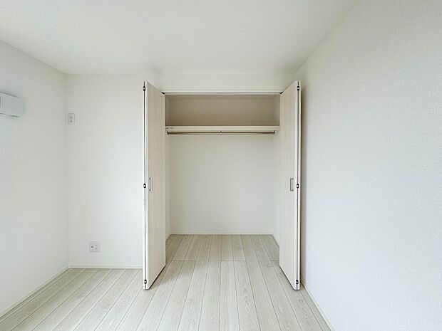 6号棟【収納 洋室6帖】各部屋を最大限に広く使って頂ける様、全居住スペースに収納付。プライベートルームはゆったりと快適に。