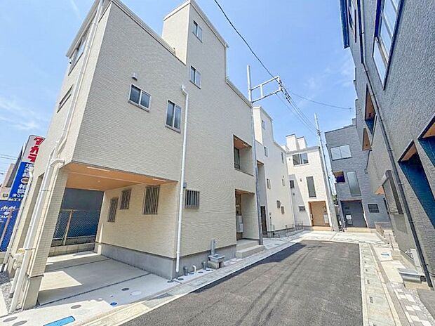 【現地外観】家族の温かさと陽光の暖かさ、楽しい毎日と明るい未来を予感させる「空間が織り成すひとつ先の住み心地」を演出します。