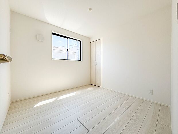 1号棟【子供部屋4.5帖】お子様のお部屋にぴったりなクロークを備えたフローリング仕様の洋室です。