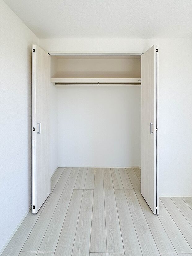 1号棟【収納 洋室6帖】各部屋を最大限に広く使って頂ける様、全居住スペースに収納付。プライベートルームはゆったりと快適に。