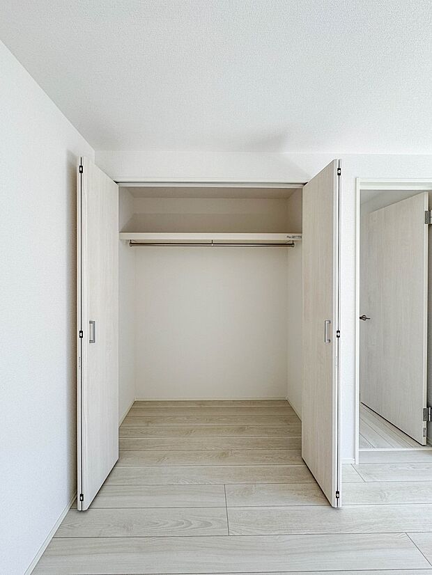 1号棟【収納　寝室7.5帖】各部屋を最大限に広く使って頂ける様、全居住スペースに収納付。プライベートルームはゆったりと快適に。
