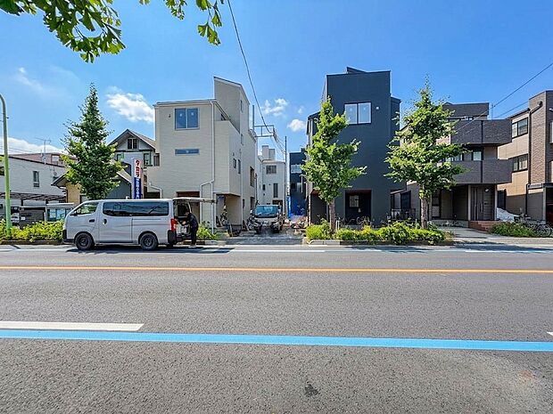 【外観】北西角地の開放的な立地が魅力です。LDKは約20.8帖の広々空間で、主寝室も7.5帖とゆとりを確保。パントリーや玄関フリースペースなど、収納豊富な3階建て4部屋プランです。