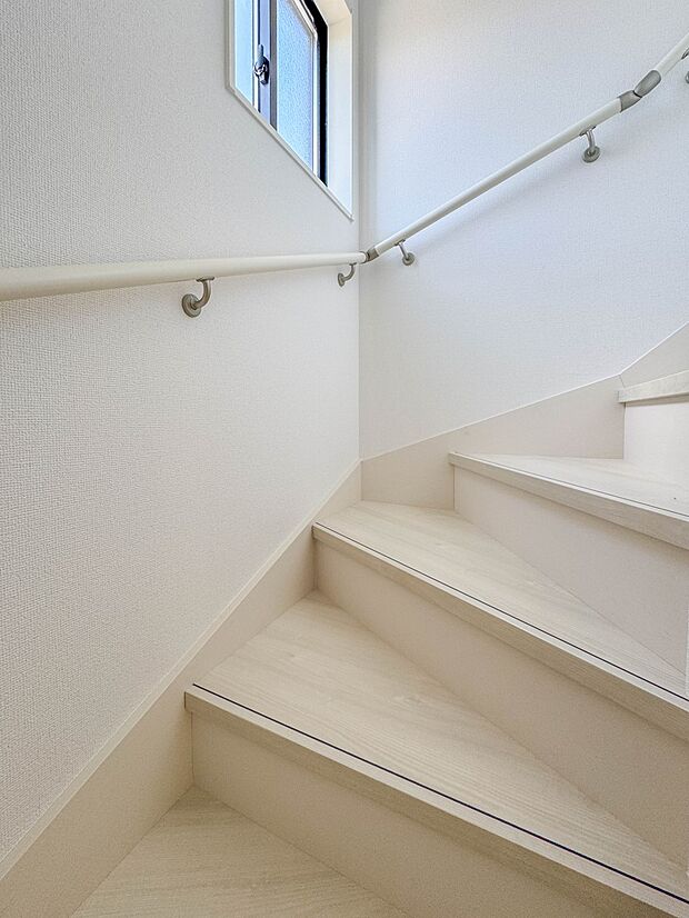 1号棟【手すり付階段】手すりがないと階段の昇り降りで危険なことはもちろん、壁に手をつきながら歩くことで壁紙が汚れやすくなります。すべての方に快適に昇り降りしていただくため、手すりを設置しまし…