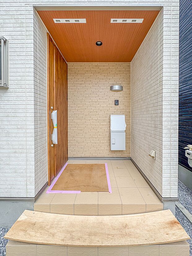 4号棟【玄関】玄関はおうちの顔と言われます。玄関アプローチは、外観デザインの印象を左右します。