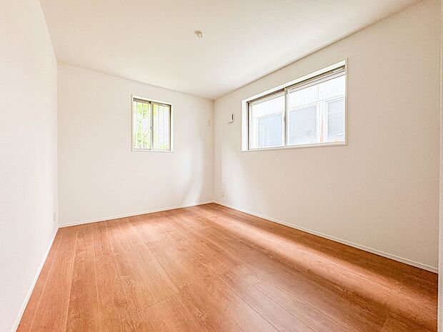 4号棟【子供部屋6帖】お子様のお部屋にぴったりなクロークを備えたフローリング仕様の洋室です。