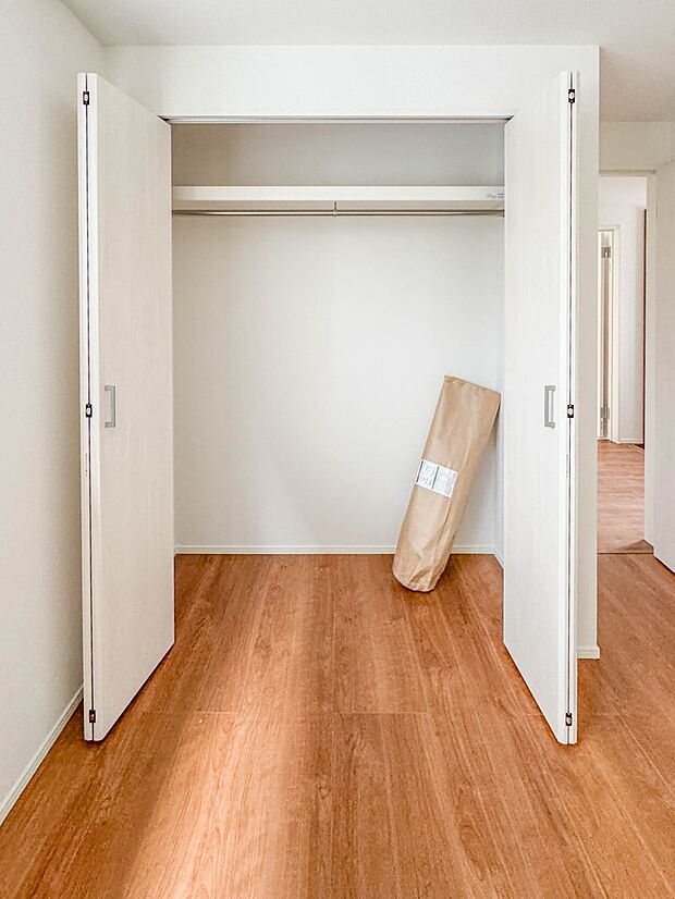 4号棟【収納　子供部屋6帖】各部屋を最大限に広く使って頂ける様、全居住スペースに収納付。プライベートルームはゆったりと快適に。