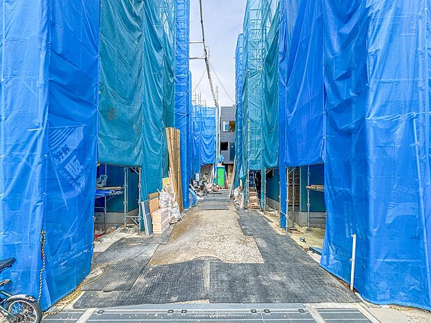 【外観】街の風景に溶けこむシンプルなカタチ。バランスがとれた玄関のハイクォリティなデザイン。存在感あふれる建物の質感。