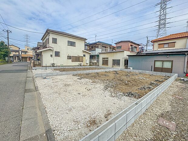 【現地外観】家族の温かさと陽光の暖かさ、楽しい毎日と明るい未来を予感させる「空間が織り成すひとつ先の住み心地」を演出します。
