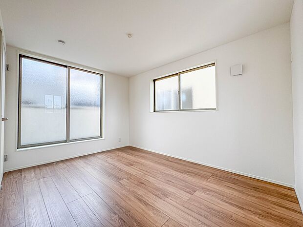5号棟【子供部屋6帖】お子様のお部屋にぴったりなクロークを備えたフローリング仕様の洋室です。