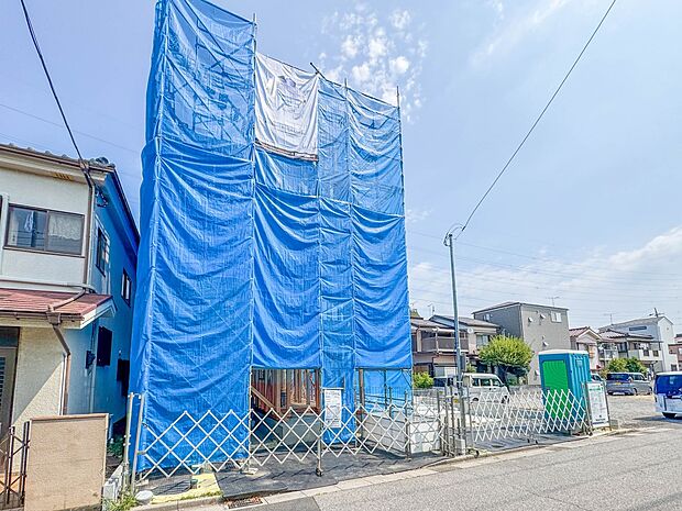 【現地外観】家族の温かさと陽光の暖かさ、楽しい毎日と明るい未来を予感させる「空間が織り成すひとつ先の住み心地」を演出します。