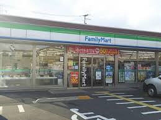 コンビニ 700m ファミリーマート川口伊刈店(ファミリーマートの強さは、少量のお惣菜を売るファミデリカとドラッグストアと組んだコラボ。サラダを中心にしたヘルシー食材が充実のコンビニです。)…