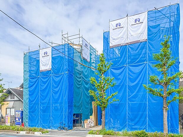 【現地外観】家族の温かさと陽光の暖かさ、楽しい毎日と明るい未来を予感させる「空間が織り成すひとつ先の住み心地」を演出します。