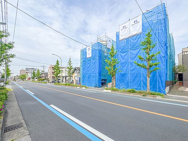 【前面道路16M】家の前をまっすぐの通りが走っている。人々は毎朝、ウォーキング、ジョギング、犬の散歩など、フリーな朝時間を過ごしている。