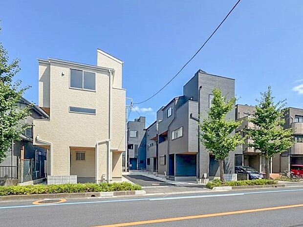 【現地外観】家族の温かさと陽光の暖かさ、楽しい毎日と明るい未来を予感させる「空間が織り成すひとつ先の住み心地」を演出します。