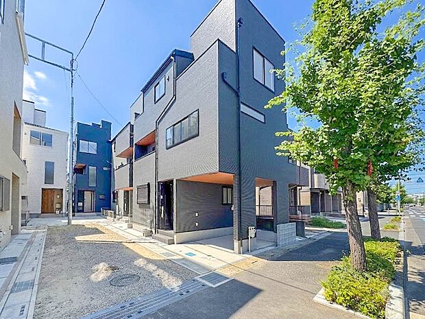 【前面道路4M】スタイリッシュな佇まいと調和のとれた外観が、周囲に溶け込みます。