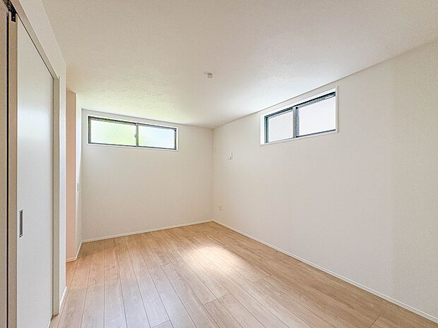 2号棟【子供部屋】お子様のお部屋にぴったりなクロークを備えたフローリング仕様の洋室です。