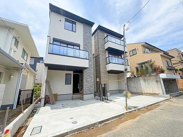 2号棟【外観】こちらの物件が少しでも気になるようでしたら、お気軽にお問合せください。人生でいちばん大きなお買い物ですので、ゆっくりご見学ください。ネット上の画像と実際の見学では、リアル感がま…