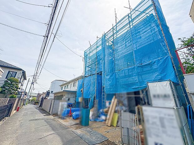 【前面道路】家の前をまっすぐの通りが走っている。クルマは少なく、人々は毎朝、ウォーキング、ジョギング、犬の散歩など、フリーな朝時間を過ごしている。