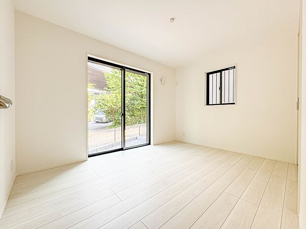 1号棟【子供部屋6帖】お子様のお部屋にぴったりなクロークを備えたフローリング仕様の洋室です。