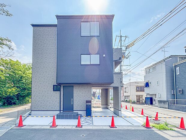 1号棟【外観】堂々たる趣ながら、主張し過ぎずどこか余裕を感じさせるシャープなフォルムで佇む邸宅は、晴天の空と照らし合わせる事で、本来あるべき完成形の姿を見せてくれます。