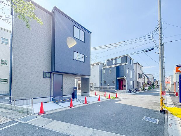 【前面道路6M】家の前をまっすぐの通りが走っている。クルマは少なく、人々は毎朝、ウォーキング、ジョギング、犬の散歩など、フリーな朝時間を過ごしている。